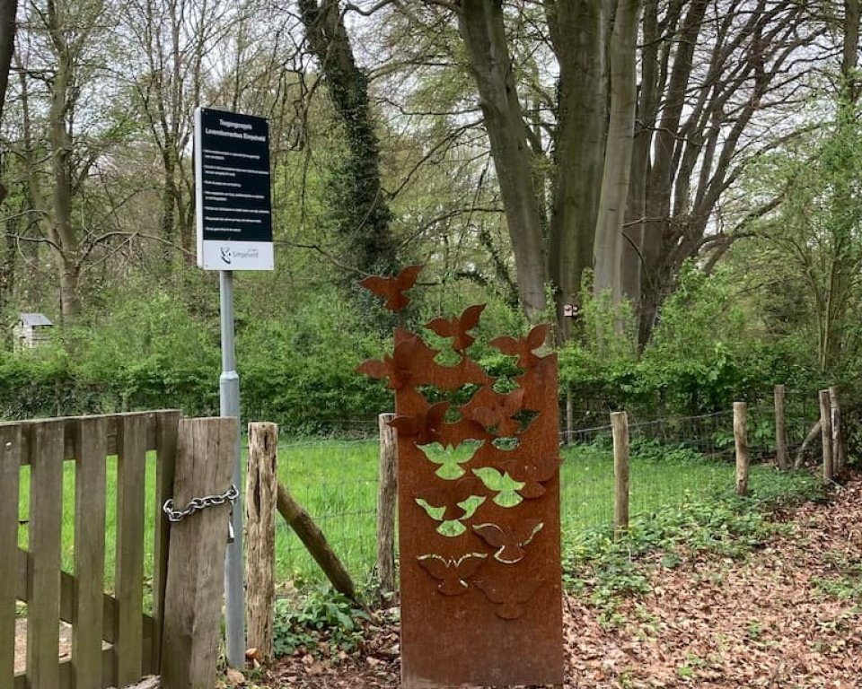 Kunstwerk bij entree Levensbomenbos gemaakt door John Dols