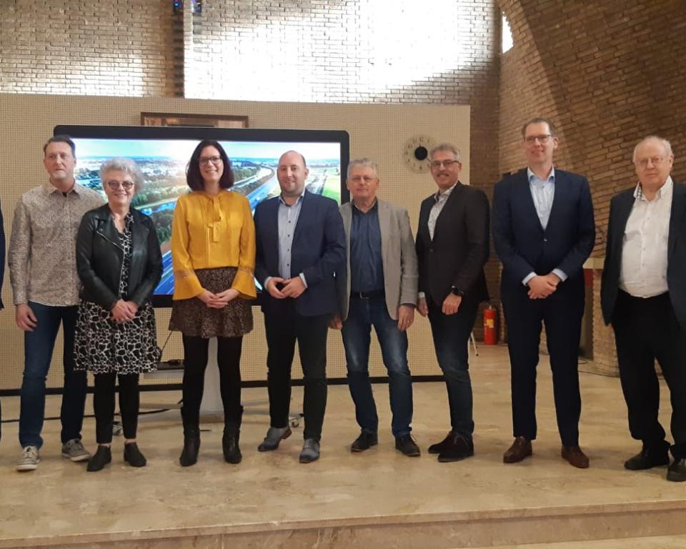 foto van alle deelnemers RES Zuid-Limburg na het ondertekenen van het programma OER