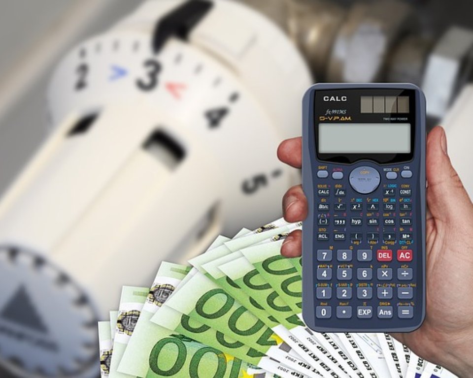 Calculator en geld en thermostaatknop