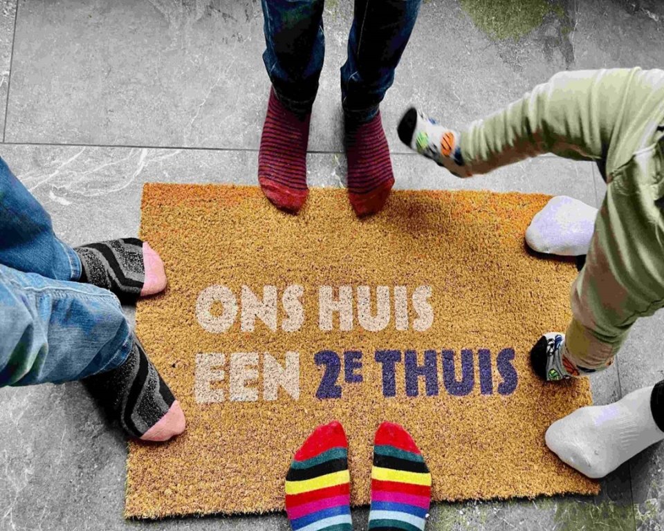 Mat met kindervoetjes en tekst ons huis een 2e thuis