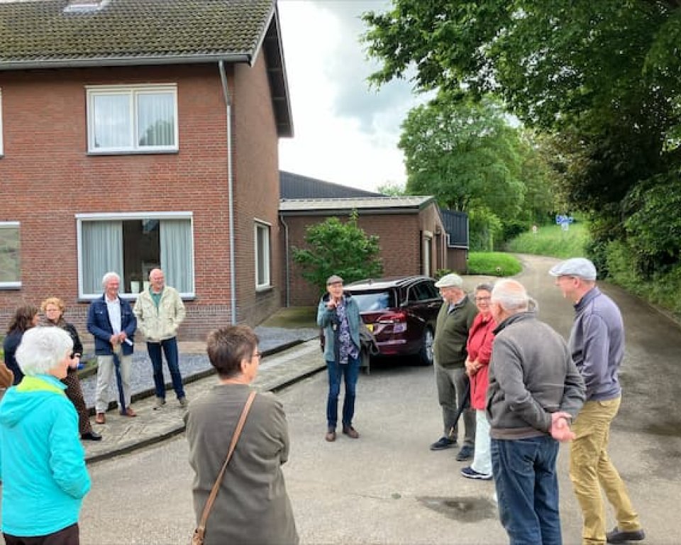 Afbeelding van wethouder Gulpen in gesprek met wijkbewoners Molsberg