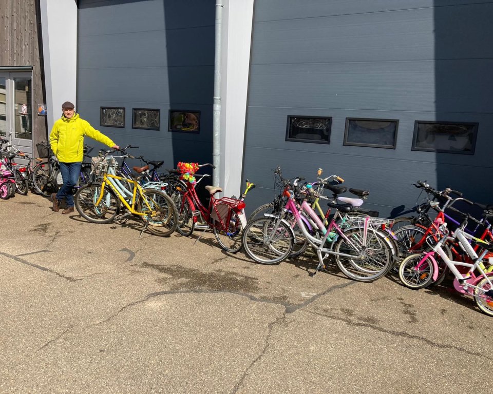 Wethouder Thijs Gulpen bij de inzamelingsactie van de kinderfietsen