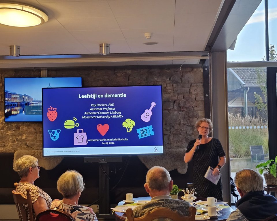 Wethouder Andrea Ernes presenteert een bijeenkomst voor mensen van het Alzheimercafe