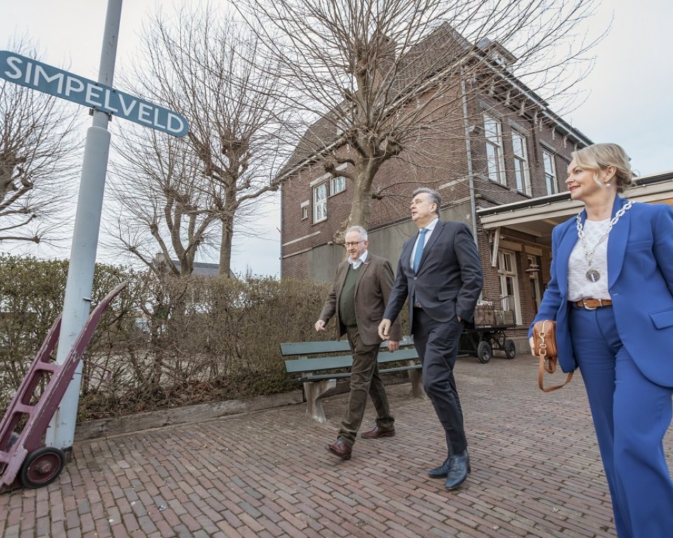 Burgemeester, gouverneur en raadslid op perron van de Miljoenenlijn