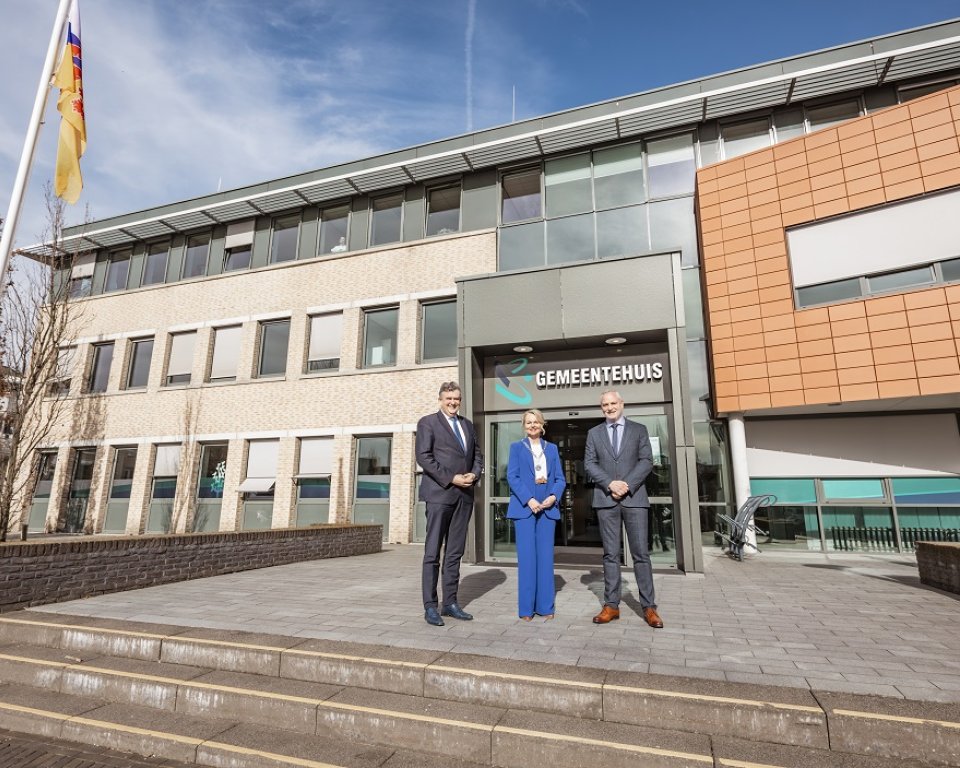 Gouverneur Emile Roemer, burgemeester Susanne Scheepers en gemeentesecretaris Ger Hollands voor het gemeentehuis van Simpelveld