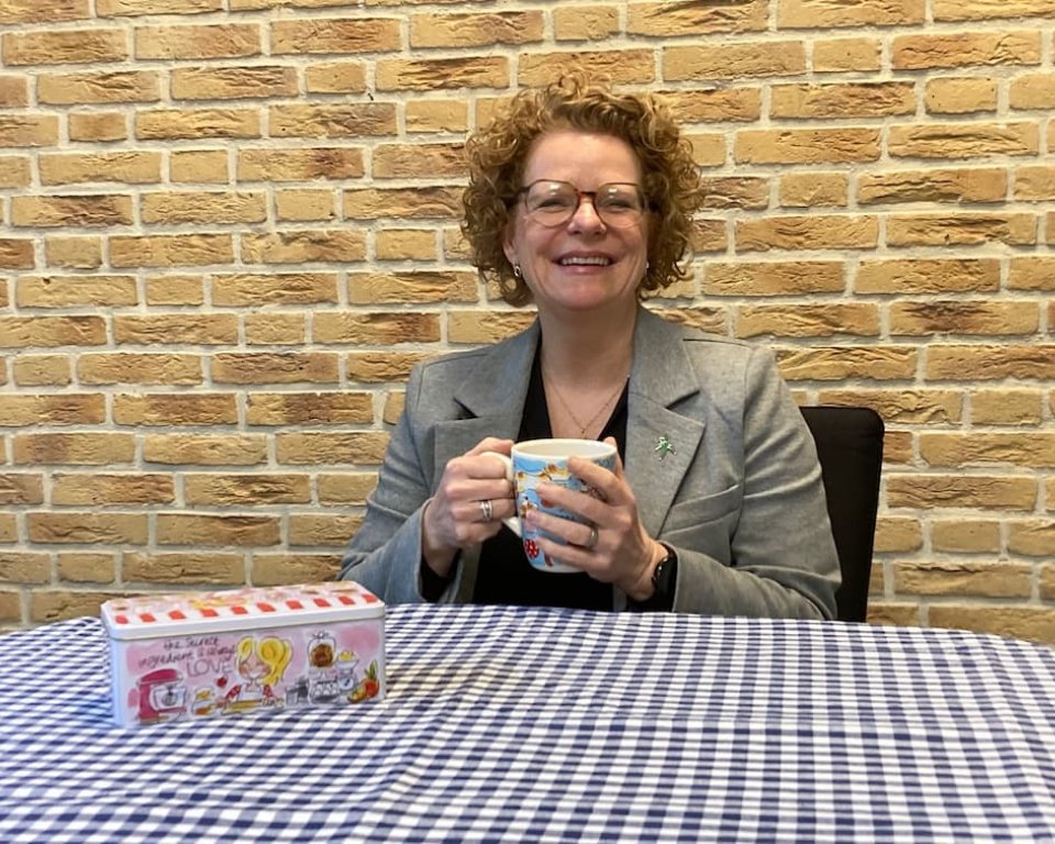 wethouder ernes met kopje thee