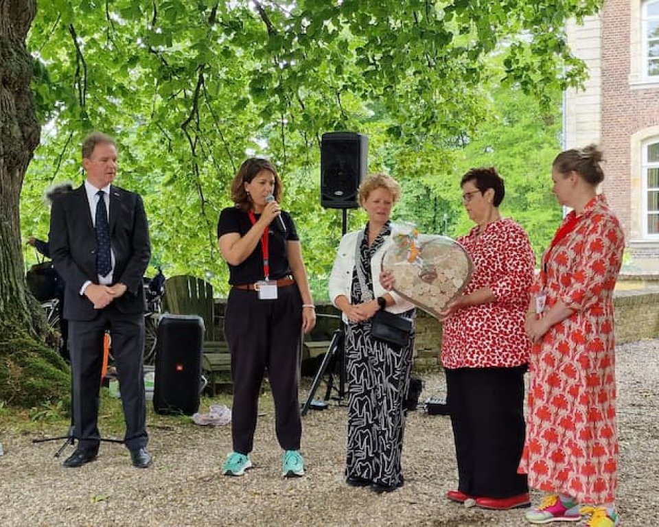 Wethouder Andrea Ernes krijgt een hart uitegreikt tijdens het Zomerfestival Voerendaal