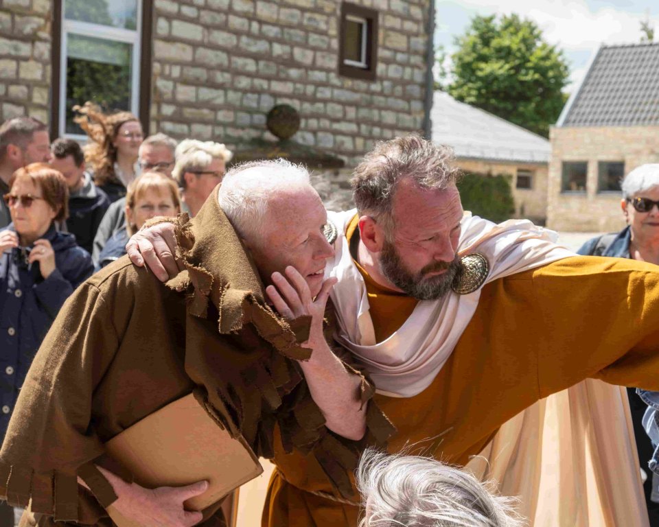 Twee acteurs met publiek tijdens het Archeofestival