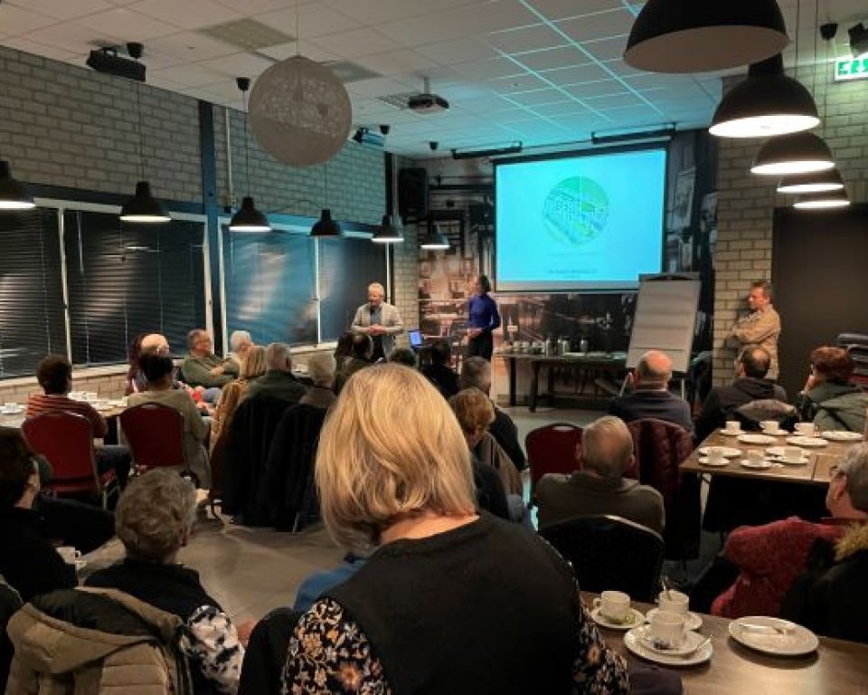 Bewoners van De Baan tijdens een informatieavond