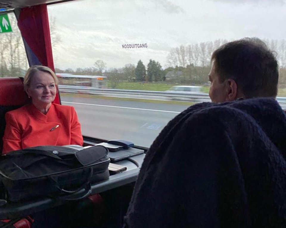 Burgemeester Susanne Scheepers in de bus op weg naar Den Haag