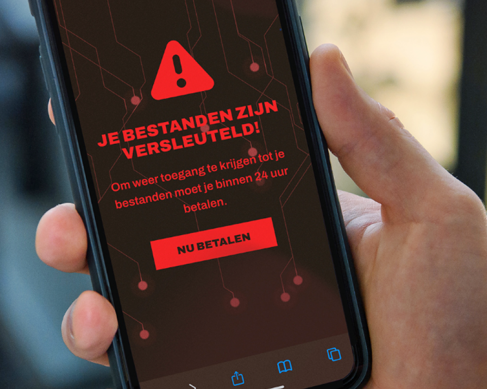 telefoon in hand met waarschuwing hacker