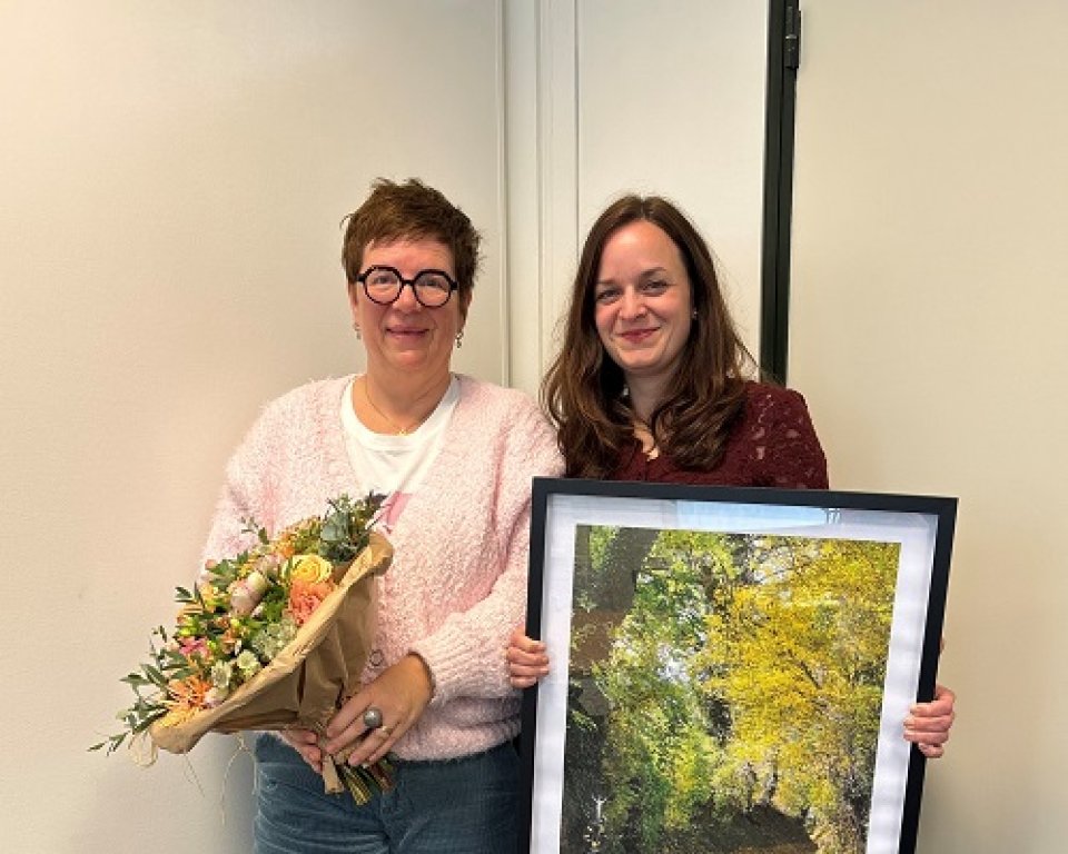 Winnares van de fotowedstrijd herfst Edith Leclaire-Sterck met wethouder Naomi Yogi-van Loon