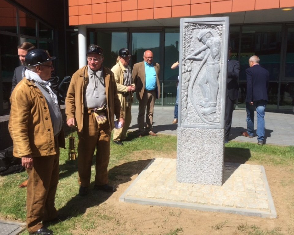 oud mijnwerkers en wethouder bij Mijnmonument