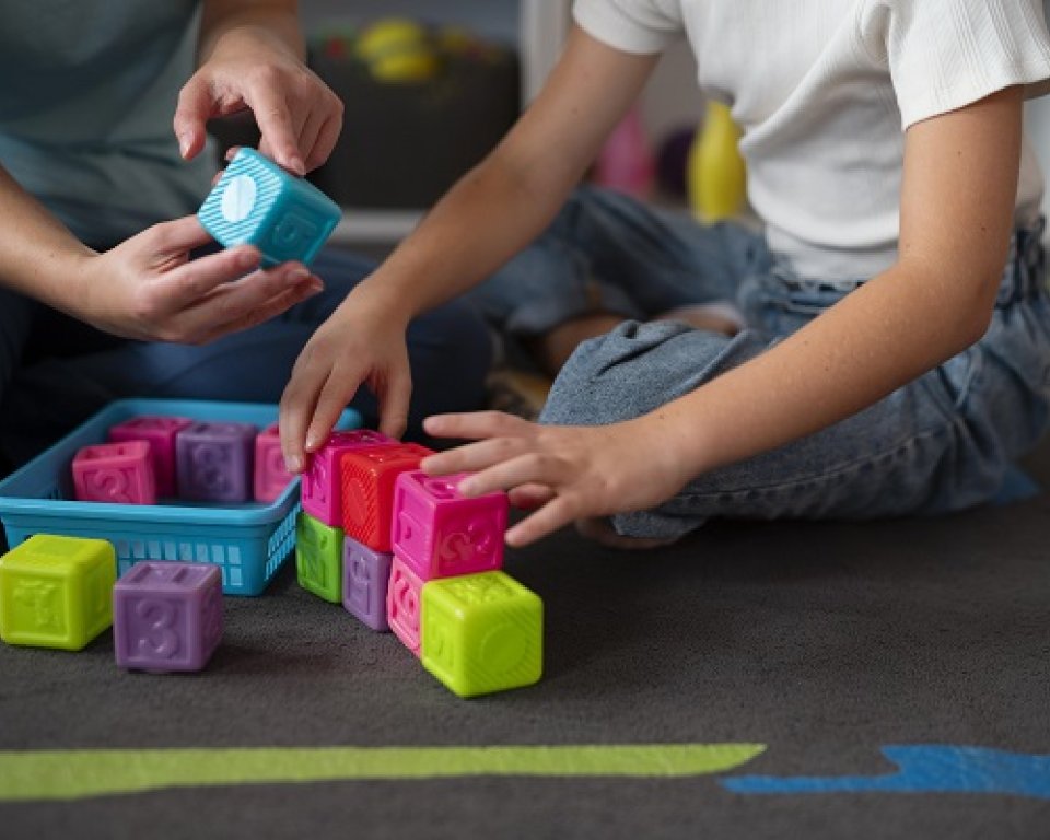 kinderen spelen met blokken