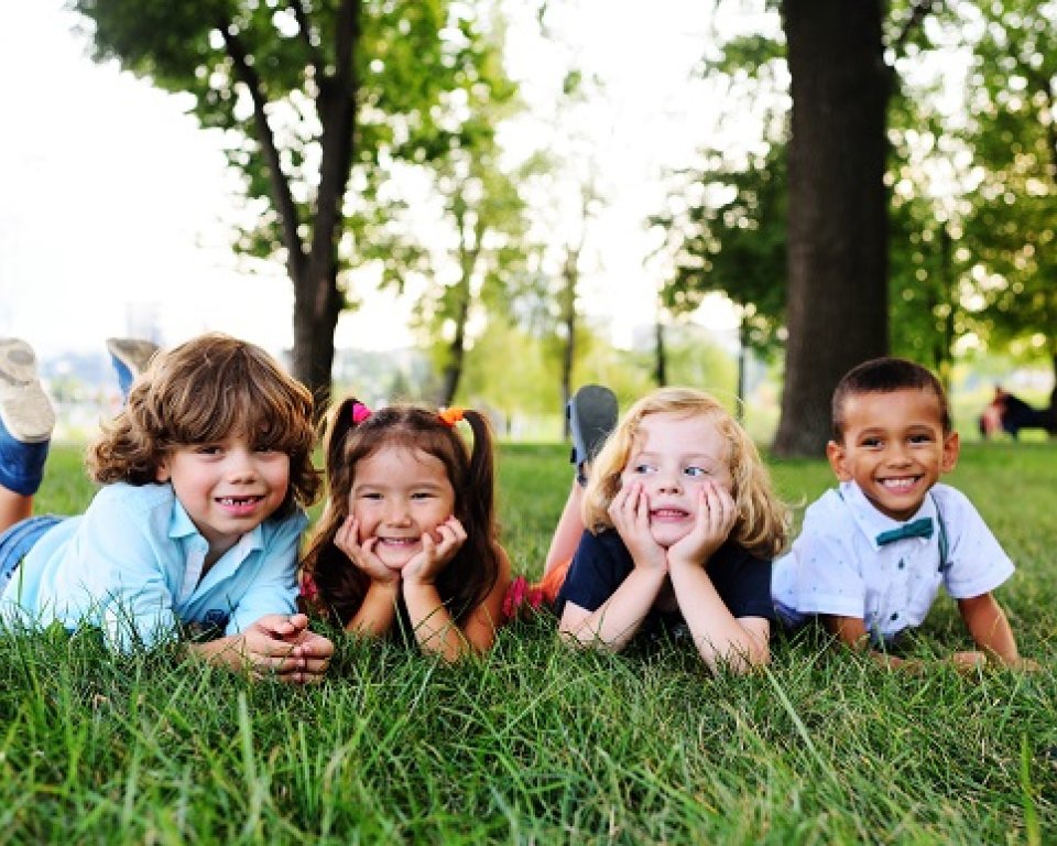 jonge kinderen liggend op het gras
