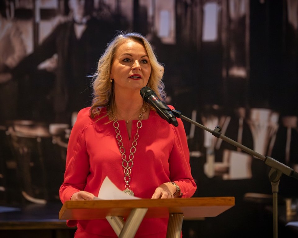 Afbeelding van burgemeester Susanne Scheepers tijdens de toespraak bij de nieuwjaarsreceptie