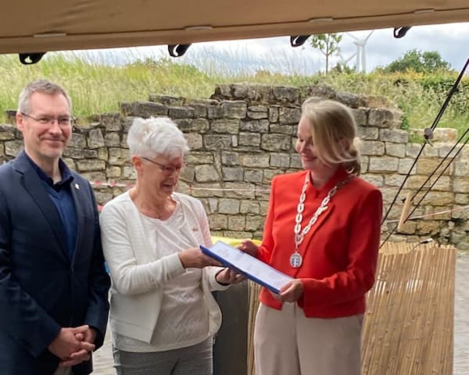 Overhandiging van de samenwerkingsintentie aan burgemeester Susanne Scheepers