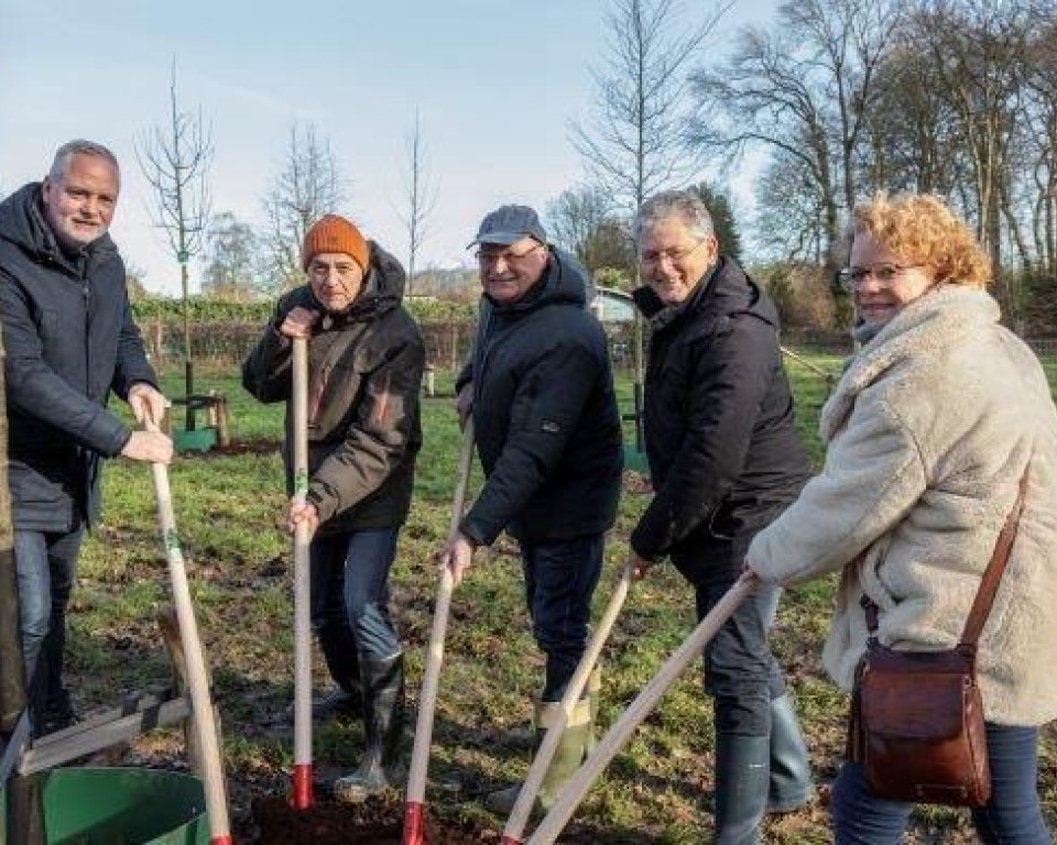 Gemeentesecretaris en wethouders planten een levensboom