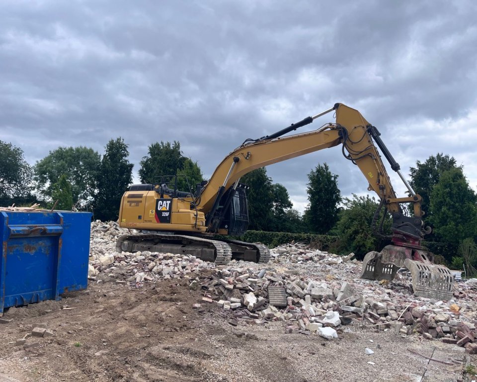 graafmachine met puin en container