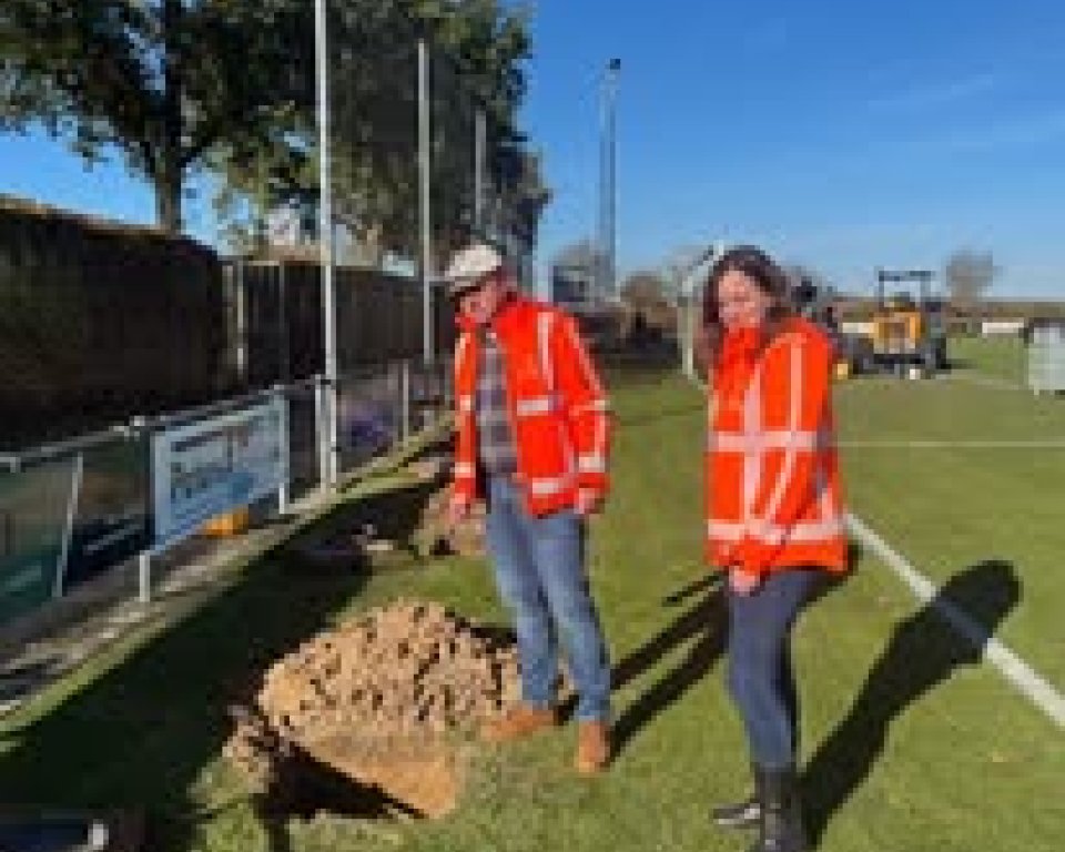 wethouders op sportvelden