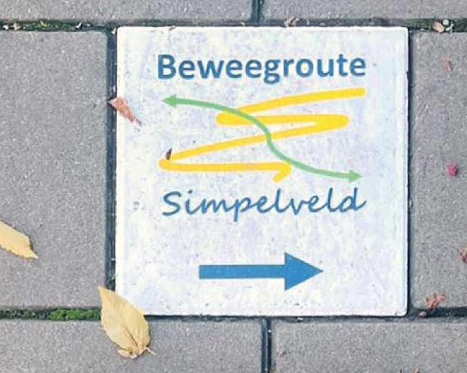 stoeptegel die beweegroute aangeeft
