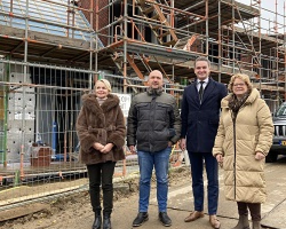 Van links naar rechts burgemeesters Scheepers, wethouder Spirk, gedeputeerde Theuns en wethouder Ernes