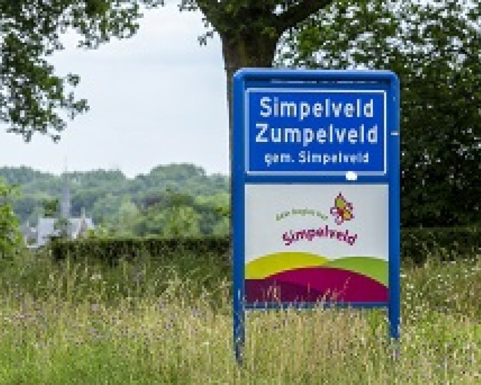 Verkeersbord met tekst Simpelveld Zumpelveld gem. Simpelveld