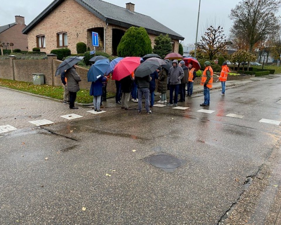 Inwoners en medewerkers gemeente Simpelveld bij wijkschouw