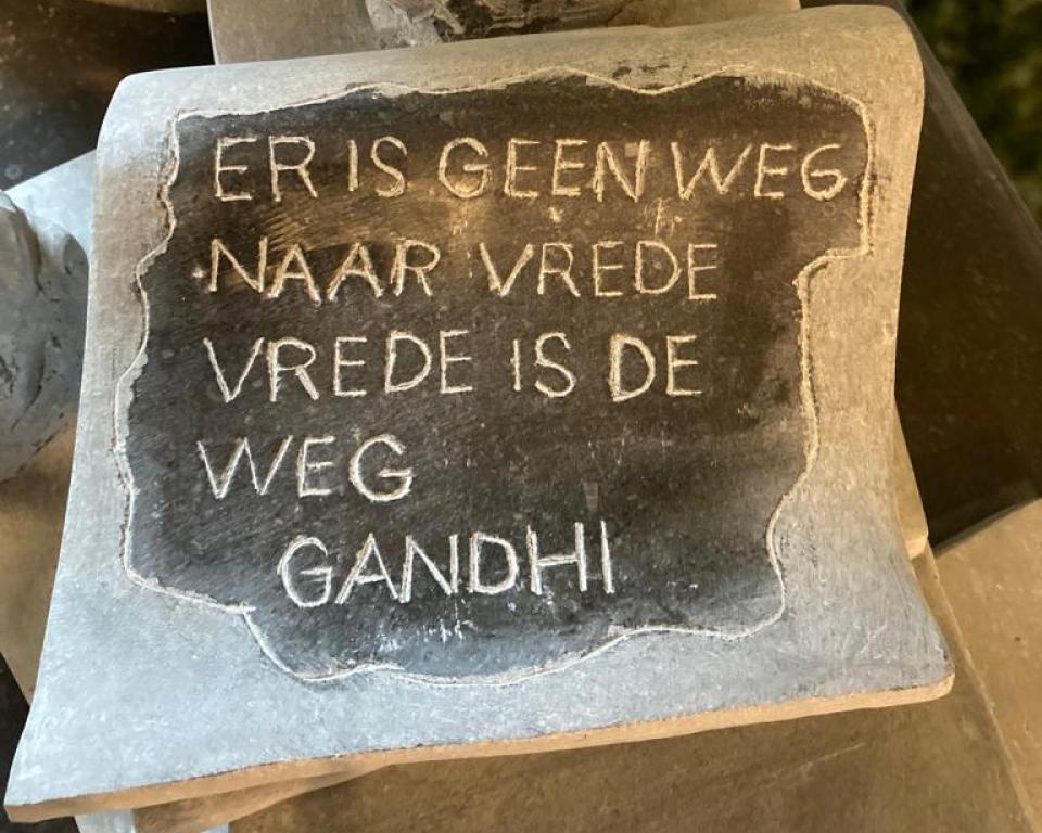 afbeelding vredesmonument met tekst er is geen weg naar vrede vrede is de weg gandhi