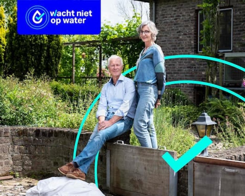 Afbeelding met man en vrouw en de tekst wacht niet op water samen worden we waterweerbaar