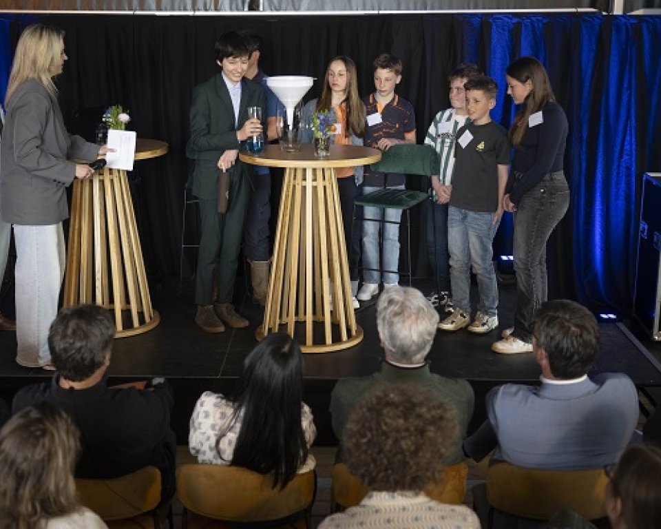 jeugdraad demonstreert met proef