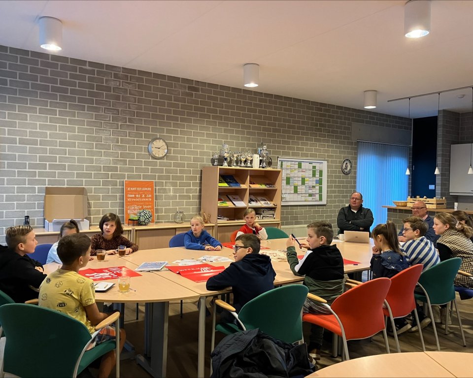 Wethouder Hub Hodinius in de klas met enkele leerlingen