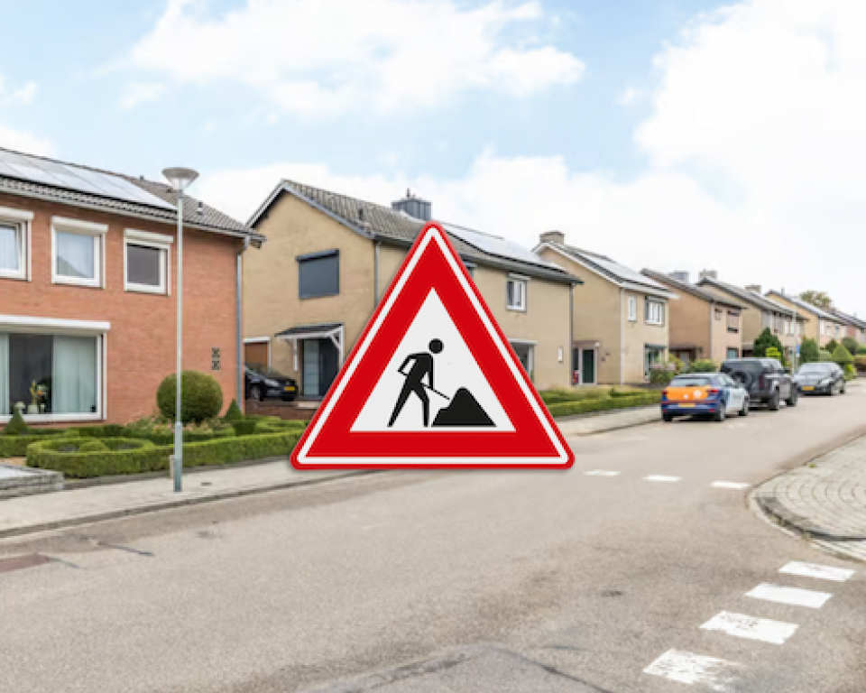 straat met huizen en verkeersbord werkzaamheden