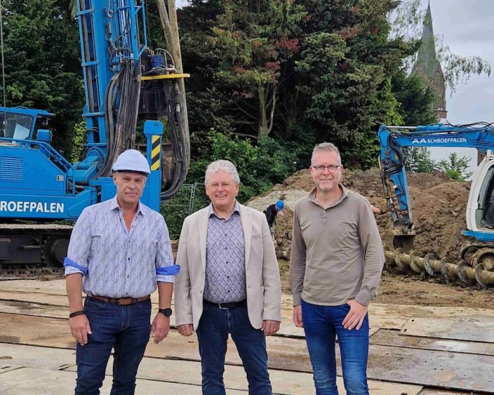 Afbeelding van de heren F. van der Velde (projectleider Habenu - van de Kreeke), wethouder W. Schleijpen en R. Hounjet (projectleider Krijtland Wonen)