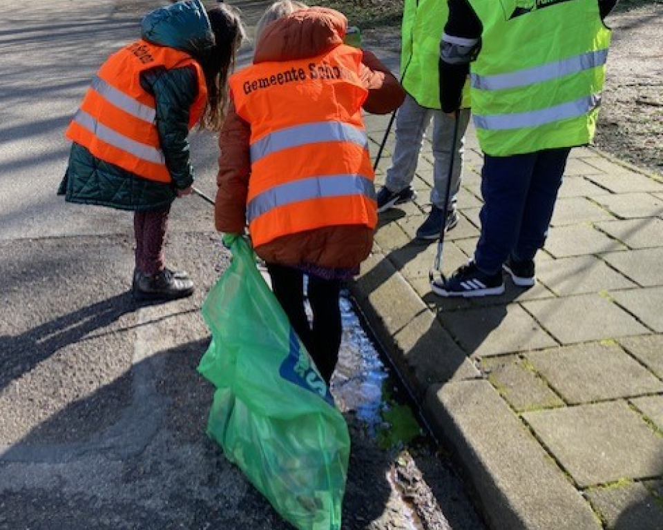 Kinderen die zwerfafval rapen