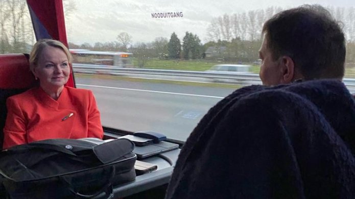 Burgemeester Susanne Scheepers in de bus op weg naar Den Haag