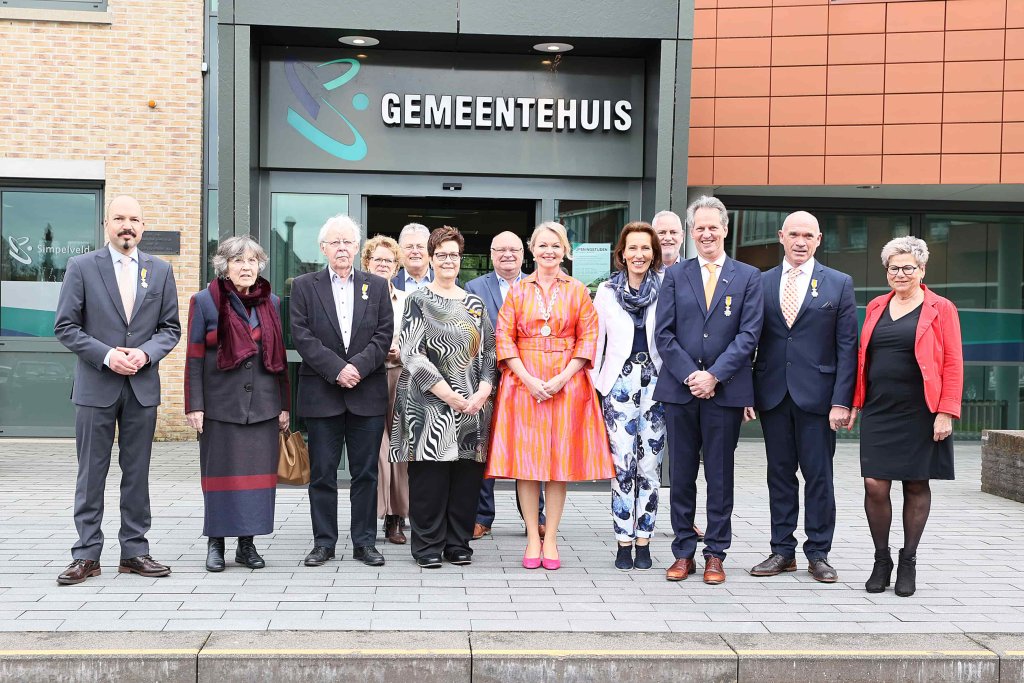 Foto de gedecoreerden met burgemeester Susanne Scheepers en leden van het college.