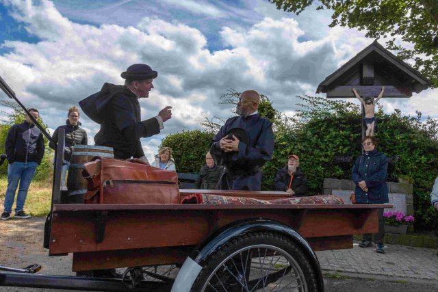 Een scene met acteurs en publiek tijdens het Archeofestival