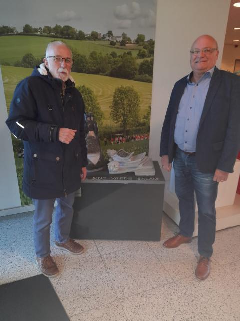 Alfons Stadhouders en Hub Hodinius bij het vredesmonument