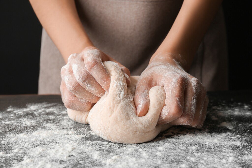 Demonstratie van het kneden van brooddeeg, een essentiële stap voor luchtig brood