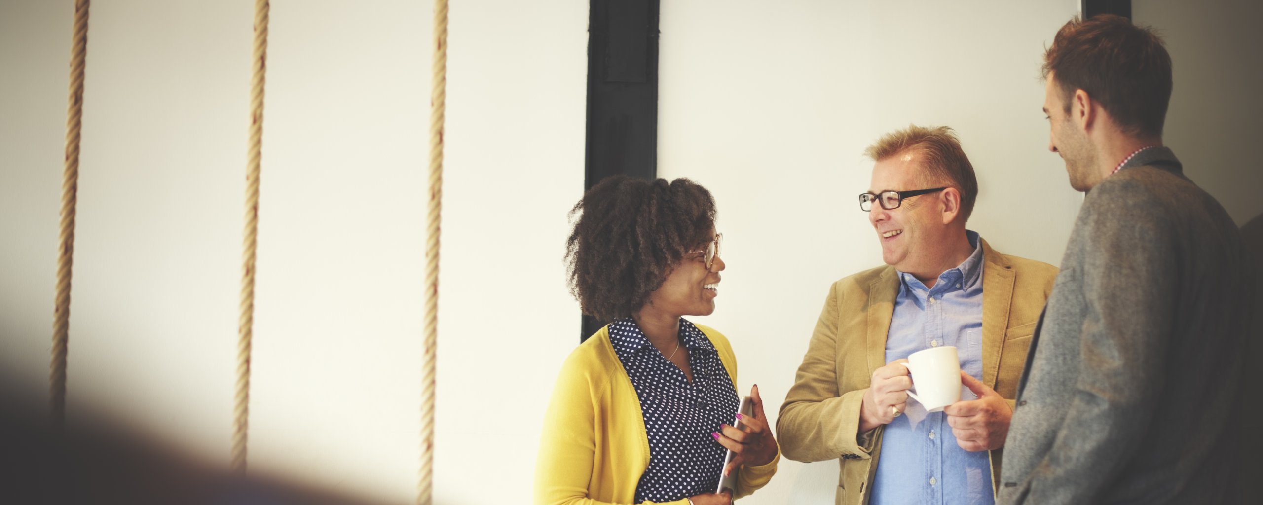 drie mensen op de foto in gesprek met elkaar