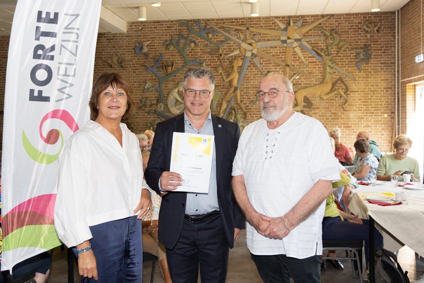 Op de foto Anne-Marie ten Kate manager Forte Welzijn, Evert Westerbeek wethouder gemeente Overbetuwe en Jan van Leeuwen penningmeester Alzheimer Nederland