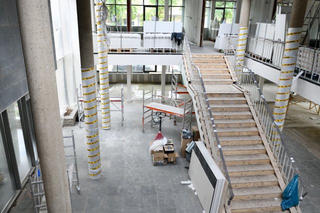 Overzichtfoto van de verbouwing in de hal van het gemeentehuis