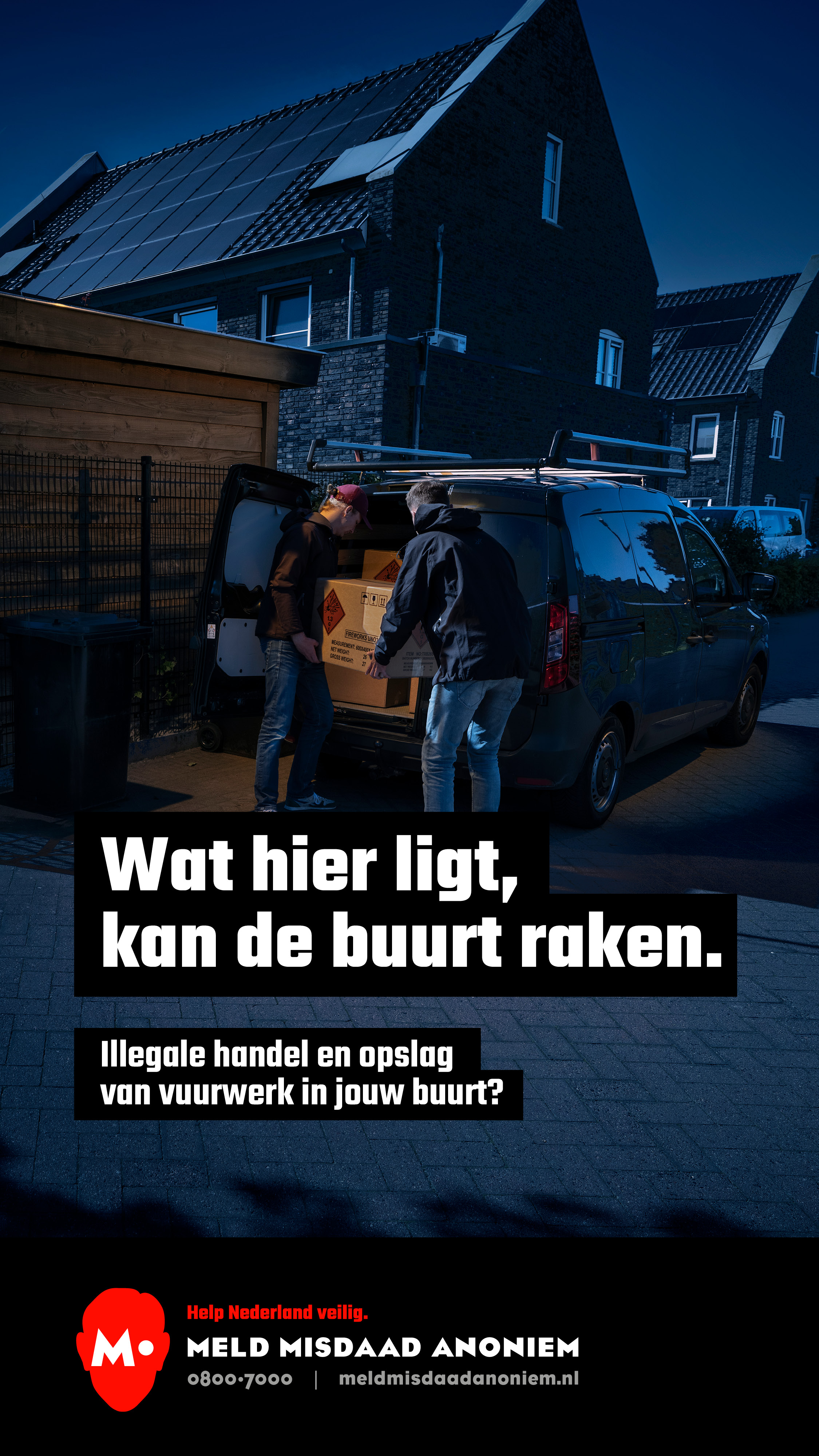 Foto van een campagneposter tegen illegale opslag en handel in vuurwerk, met een bestelbus en personen bij een woning in donkere straat. Witte tekst meldt “Wat hier ligt, kan de buurt raken” en verwijst naar Meld Misdaad Anoniem met telefoonnummer 0800-7000 en website.