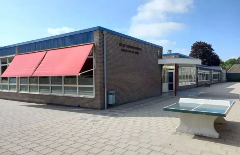 Buitenkant Prins Mauritsschool met schoolplein en tafeltennistafel