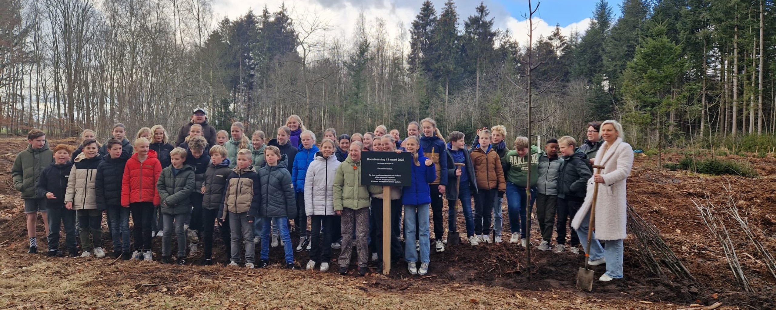 Groepsfoto schoolkinderen met de wethouder