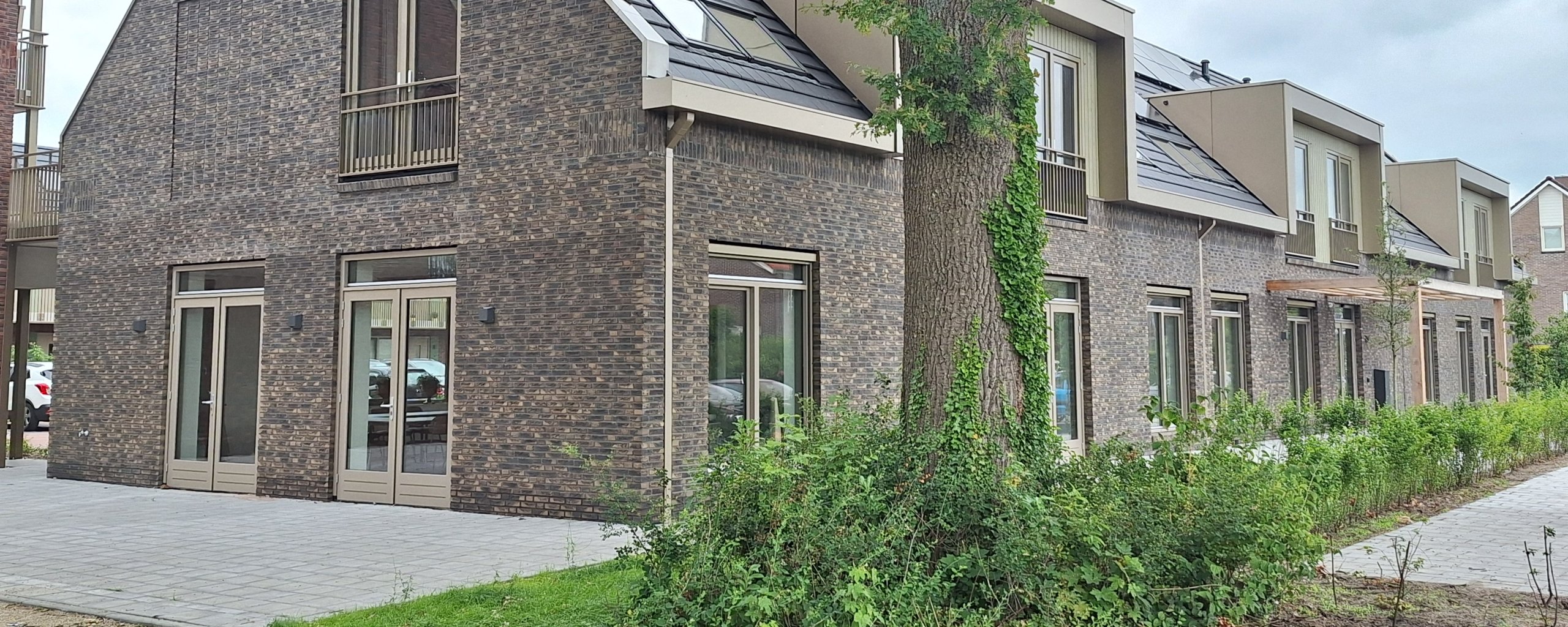 Het gebouw, gezien vanaf de hoek Ebbinge Wubbenlaan en Berkenlaan