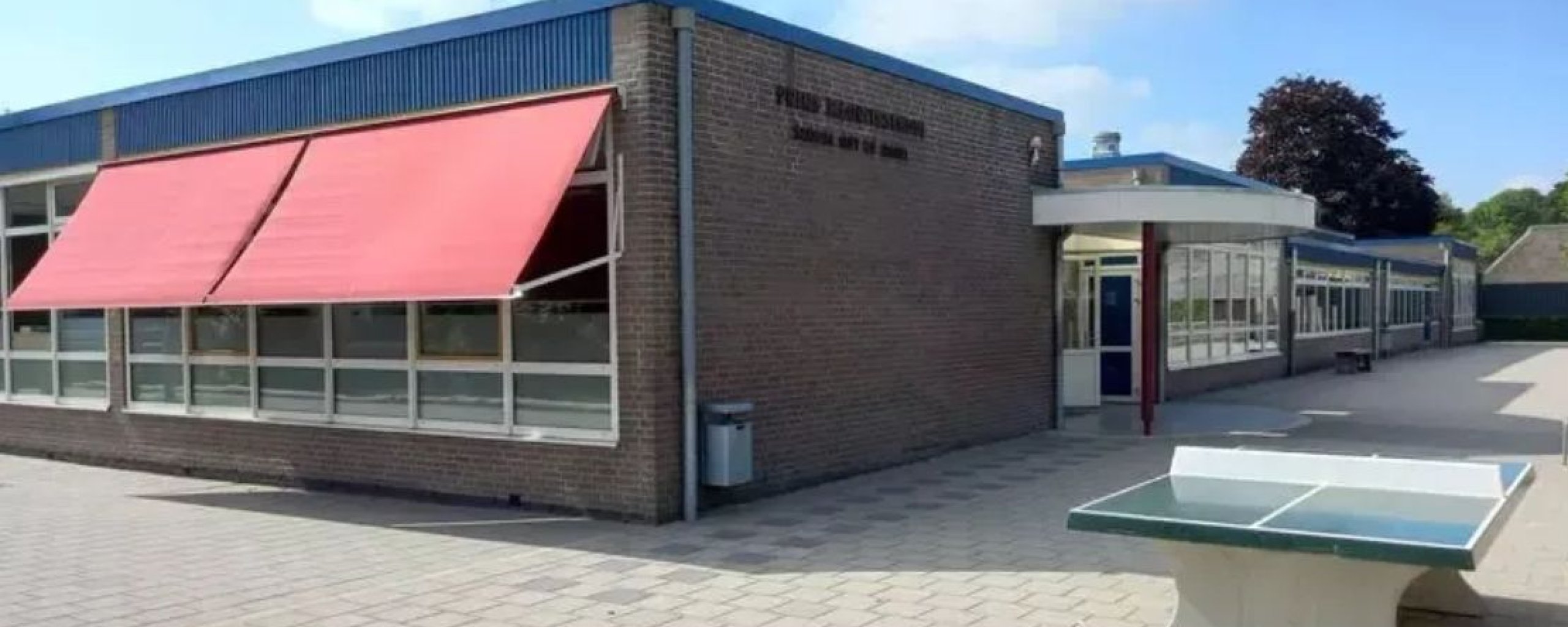 Buitenkant Prins Mauritsschool met schoolplein en tafeltennistafel