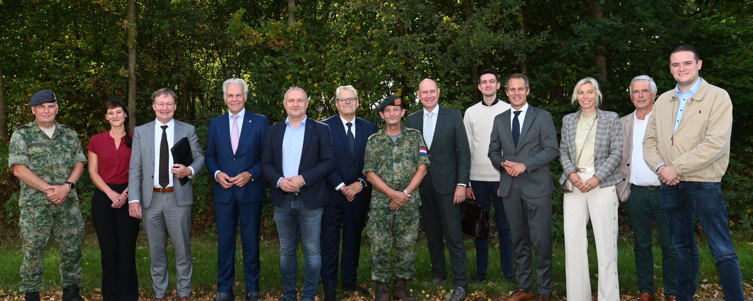 Het gezelschap met de Tweede Kamerleden bij het bezoek aan de munitieopslag. Met van links naar rechts: KOL Jos van der Leij, Sarah Dobbe (Kamerlid SP), Diederik van Dijk (Kamerlid SGP), wethouder Lucas Mulder, Isa Kahraman (Kamerlid NSC), Burgemeester Jan ten Kate, LTGEN Ludy Schmidt, Gedeputeerde Erwin Hoogland, Niels Manten (adjunct-griffier commissie Defensie), wethouder Jan Carlo Bos, wethouder Herriët Brinkman, Tim de Lange (griffier commissie Defensie) en Jimme Nordkamp (Kamerlid GroenLinks–PvdA). 