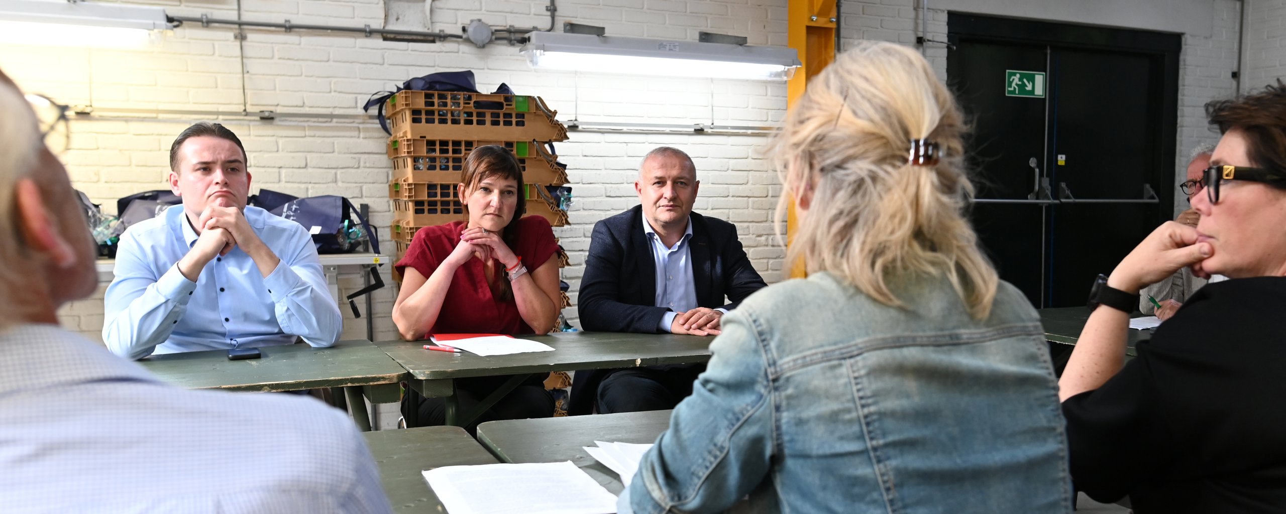Kamerleden brengen bezoek aan het munitiedepot.